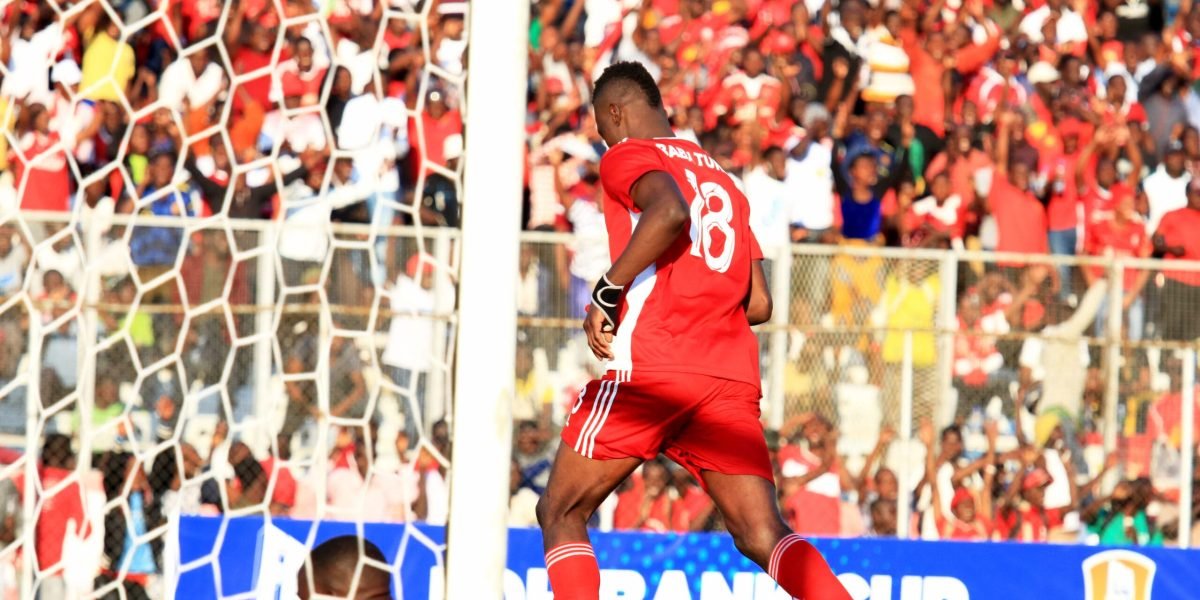 Babatunde Adepoju beats Moyale Barracks goalkeeper in the FDH Bank Cup round-of-16